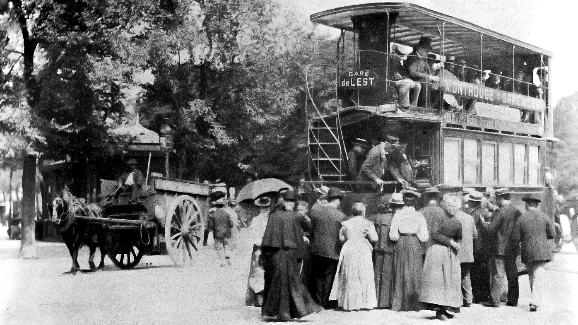 Un tramway à vapeur aux Champs-Élysées